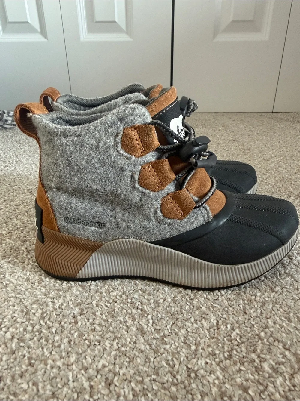 Sorel Kids Waterproof Out and About Boots size 1Y